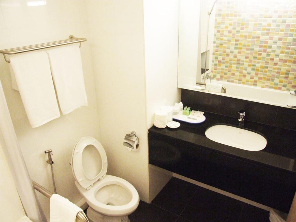 בנגקוק Grand Tower Inn Sathorn Hotel מראה חיצוני תמונה